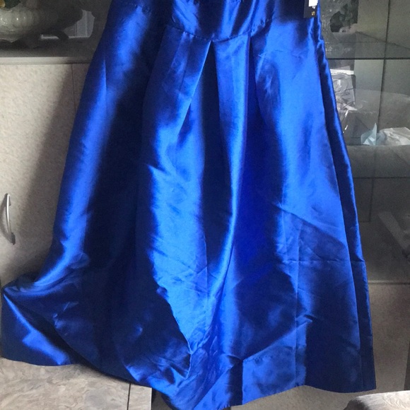 🆕 Sangria Woman Gown 👗 - Picture 5 of 6